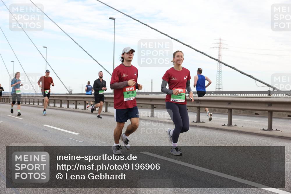 03.10.2025 - Köhlbrandbrückenlauf Lena Gebhardt http://msf.ph/oto/9196906 03.10.2025 15:29:23 Position 1 7541, 7542 meine-sportfotos.de