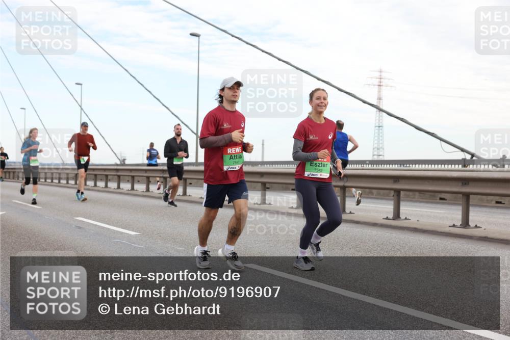 03.10.2025 - Köhlbrandbrückenlauf Lena Gebhardt http://msf.ph/oto/9196907 03.10.2025 15:29:23 Position 1 7541, 7542 meine-sportfotos.de