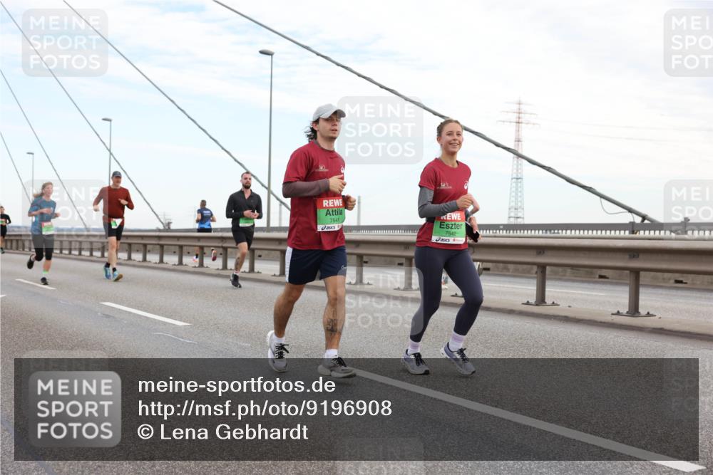 03.10.2025 - Köhlbrandbrückenlauf Lena Gebhardt http://msf.ph/oto/9196908 03.10.2025 15:29:23 Position 1 7541, 7542 meine-sportfotos.de