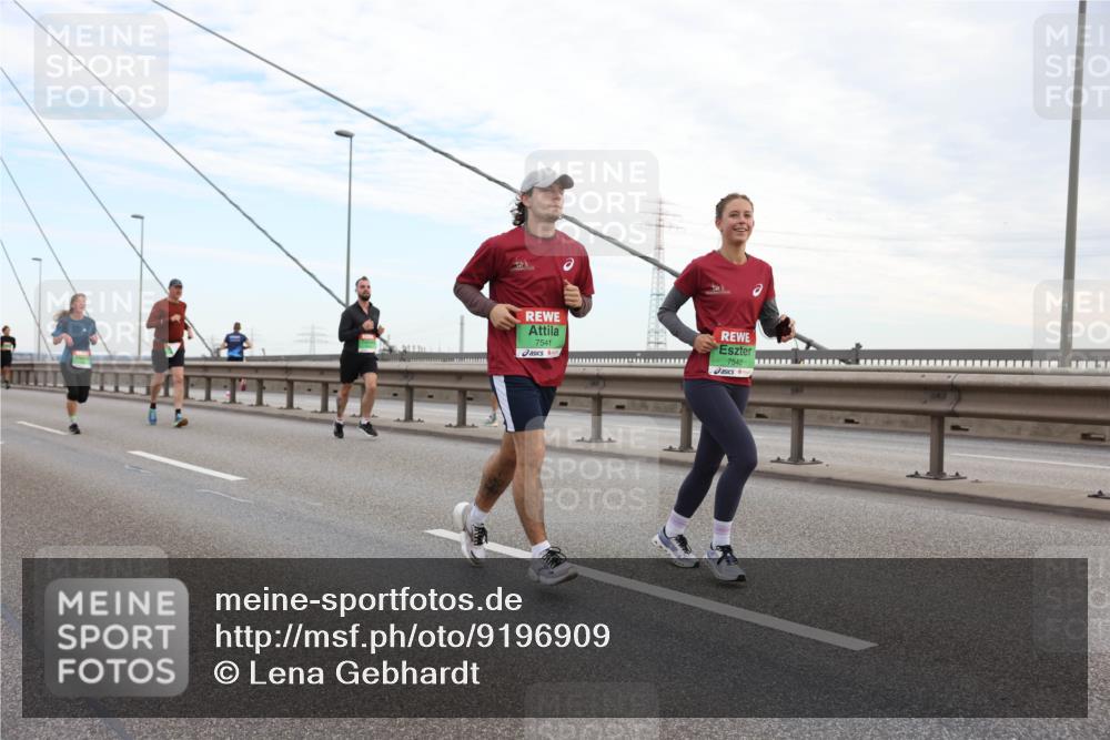 03.10.2025 - Köhlbrandbrückenlauf Lena Gebhardt http://msf.ph/oto/9196909 03.10.2025 15:29:24 Position 1 7541, 7542 meine-sportfotos.de