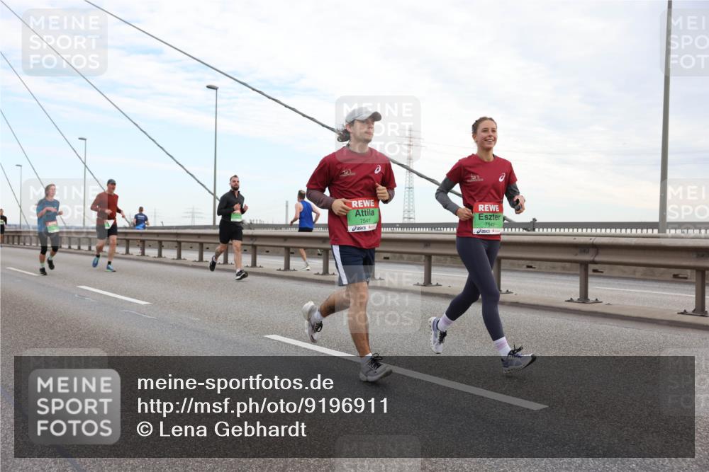 03.10.2025 - Köhlbrandbrückenlauf Lena Gebhardt http://msf.ph/oto/9196911 03.10.2025 15:29:24 Position 1 7541, 7542 meine-sportfotos.de