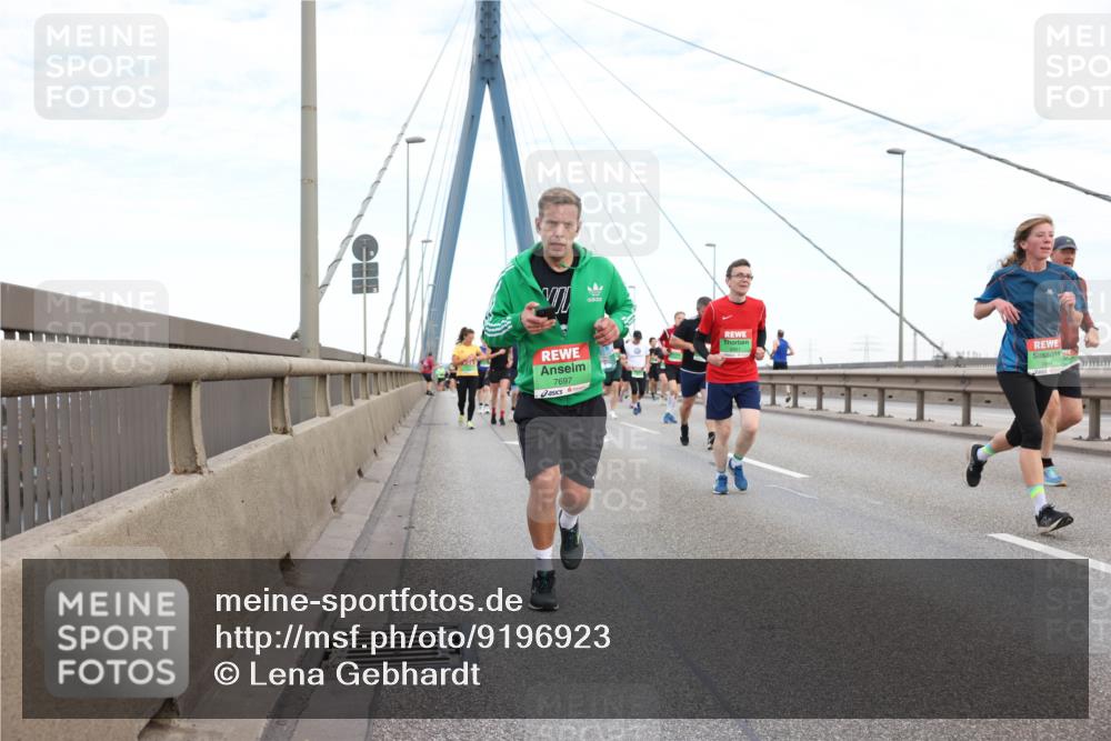 03.10.2025 - Köhlbrandbrückenlauf Lena Gebhardt http://msf.ph/oto/9196923 03.10.2025 15:29:26 Position 1 7697, 8881 meine-sportfotos.de