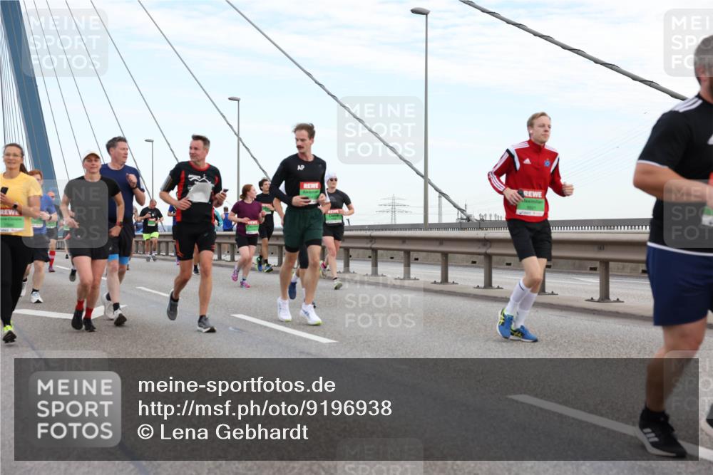03.10.2025 - Köhlbrandbrückenlauf Lena Gebhardt http://msf.ph/oto/9196938 03.10.2025 15:29:29 Position 1  meine-sportfotos.de