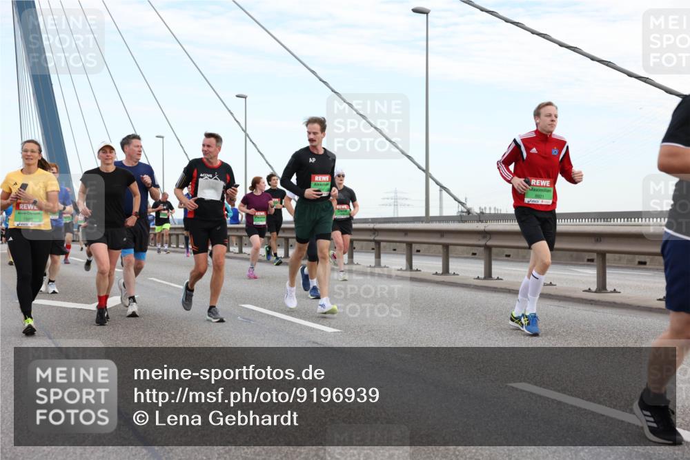 03.10.2025 - Köhlbrandbrückenlauf Lena Gebhardt http://msf.ph/oto/9196939 03.10.2025 15:29:29 Position 1 7886, 8921 meine-sportfotos.de