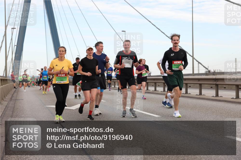 03.10.2025 - Köhlbrandbrückenlauf Lena Gebhardt http://msf.ph/oto/9196940 03.10.2025 15:29:30 Position 1 7886 meine-sportfotos.de