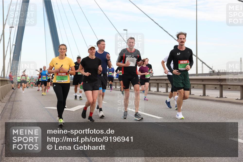 03.10.2025 - Köhlbrandbrückenlauf Lena Gebhardt http://msf.ph/oto/9196941 03.10.2025 15:29:30 Position 1 7886, 8541 meine-sportfotos.de