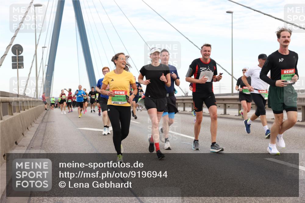 03.10.2025 - Köhlbrandbrückenlauf Lena Gebhardt http://msf.ph/oto/9196944 03.10.2025 15:29:31 Position 1 7886, 8541 meine-sportfotos.de