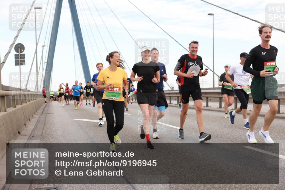 03.10.2025 - Köhlbrandbrückenlauf Lena Gebhardt http://msf.ph/oto/9196945 03.10.2025 15:29:31 Position 1 7886 meine-sportfotos.de
