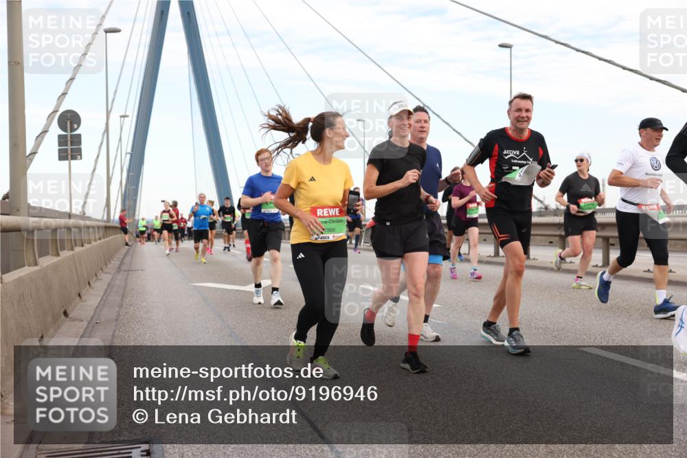 03.10.2025 - Köhlbrandbrückenlauf Lena Gebhardt http://msf.ph/oto/9196946 03.10.2025 15:29:31 Position 1 7886 meine-sportfotos.de