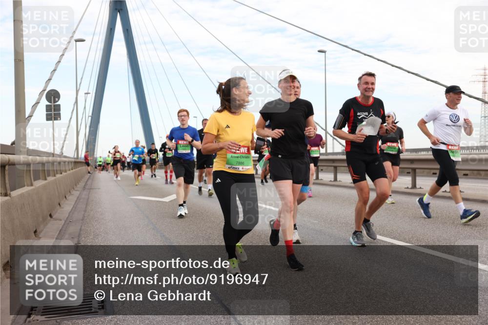 03.10.2025 - Köhlbrandbrückenlauf Lena Gebhardt http://msf.ph/oto/9196947 03.10.2025 15:29:32 Position 1 7886 meine-sportfotos.de