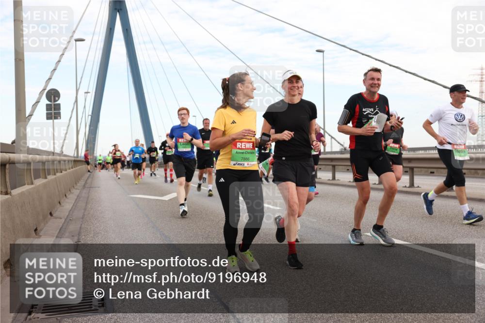 03.10.2025 - Köhlbrandbrückenlauf Lena Gebhardt http://msf.ph/oto/9196948 03.10.2025 15:29:32 Position 1 7886 meine-sportfotos.de