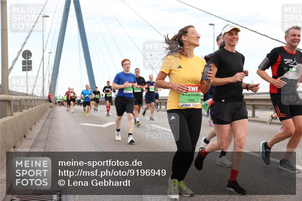 03.10.2025 - Köhlbrandbrückenlauf Lena Gebhardt http://msf.ph/oto/9196949 03.10.2025 15:29:32 Position 1 7886 meine-sportfotos.de