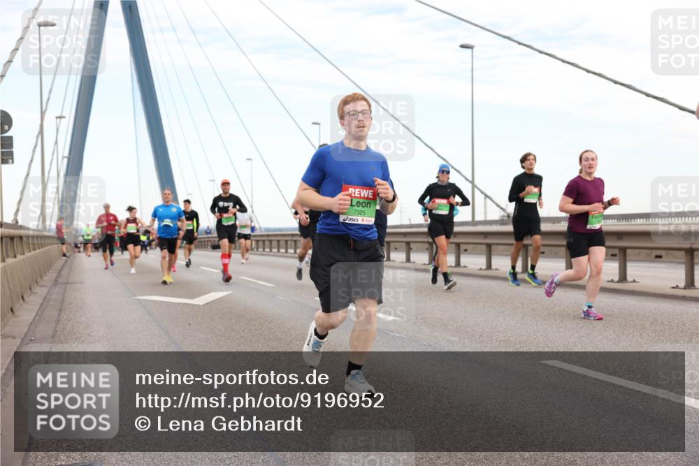 03.10.2025 - Köhlbrandbrückenlauf Lena Gebhardt http://msf.ph/oto/9196952 03.10.2025 15:29:33 Position 1 7325 meine-sportfotos.de