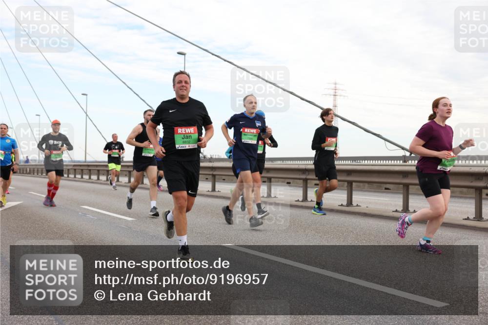 03.10.2025 - Köhlbrandbrückenlauf Lena Gebhardt http://msf.ph/oto/9196957 03.10.2025 15:29:34 Position 1 8832 meine-sportfotos.de