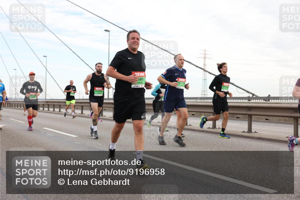 03.10.2025 - Köhlbrandbrückenlauf Lena Gebhardt http://msf.ph/oto/9196958 03.10.2025 15:29:35 Position 1 8832 meine-sportfotos.de