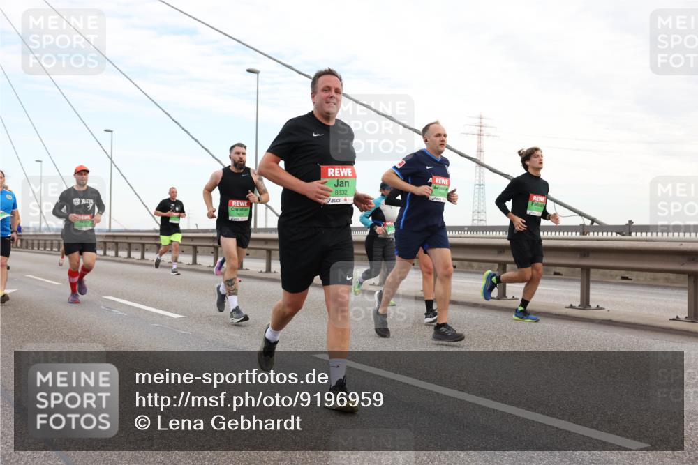 03.10.2025 - Köhlbrandbrückenlauf Lena Gebhardt http://msf.ph/oto/9196959 03.10.2025 15:29:35 Position 1 8832 meine-sportfotos.de