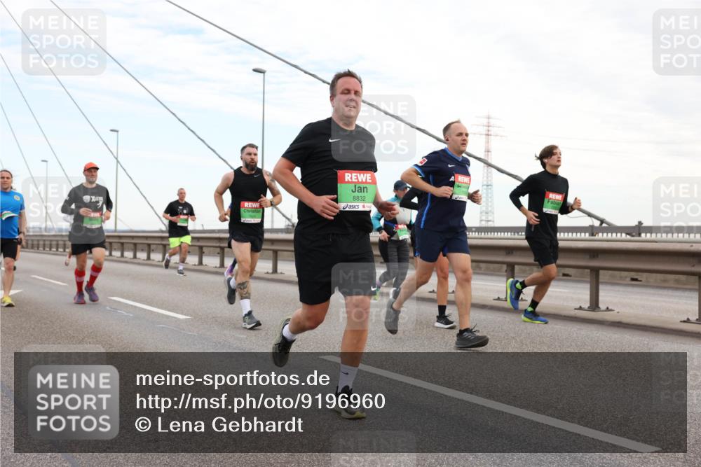 03.10.2025 - Köhlbrandbrückenlauf Lena Gebhardt http://msf.ph/oto/9196960 03.10.2025 15:29:35 Position 1 8832 meine-sportfotos.de