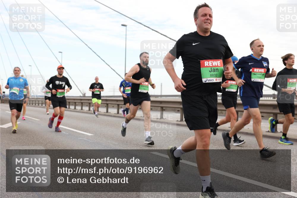 03.10.2025 - Köhlbrandbrückenlauf Lena Gebhardt http://msf.ph/oto/9196962 03.10.2025 15:29:35 Position 1 8832, 7594, 7771 meine-sportfotos.de