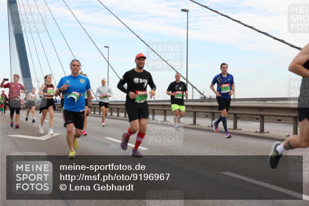 03.10.2025 - Köhlbrandbrückenlauf Lena Gebhardt http://msf.ph/oto/9196967 03.10.2025 15:29:36 Position 1  meine-sportfotos.de