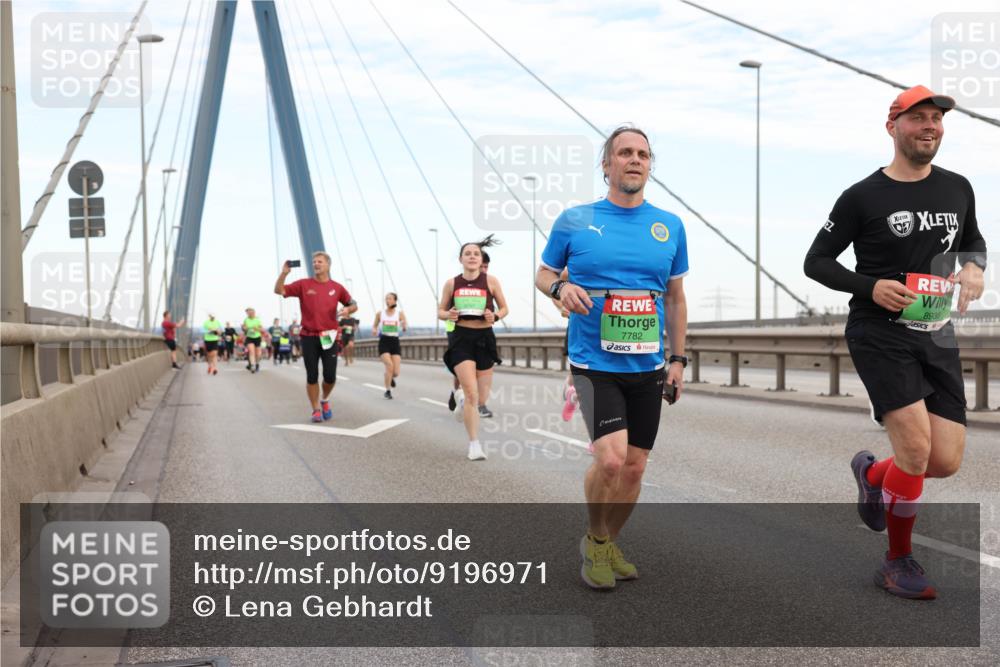 03.10.2025 - Köhlbrandbrückenlauf Lena Gebhardt http://msf.ph/oto/9196971 03.10.2025 15:29:37 Position 1 7782, 8938 meine-sportfotos.de