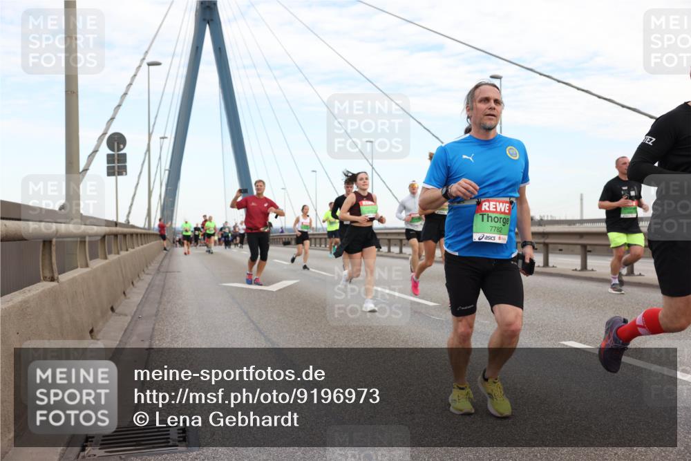 03.10.2025 - Köhlbrandbrückenlauf Lena Gebhardt http://msf.ph/oto/9196973 03.10.2025 15:29:37 Position 1 7782 meine-sportfotos.de