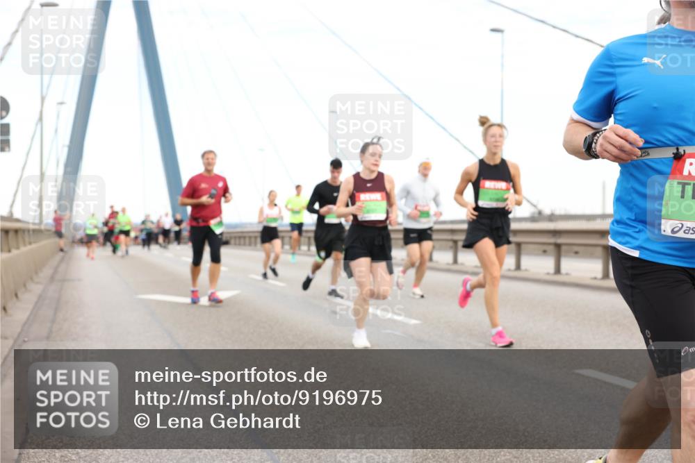 03.10.2025 - Köhlbrandbrückenlauf Lena Gebhardt http://msf.ph/oto/9196975 03.10.2025 15:29:38 Position 1  meine-sportfotos.de