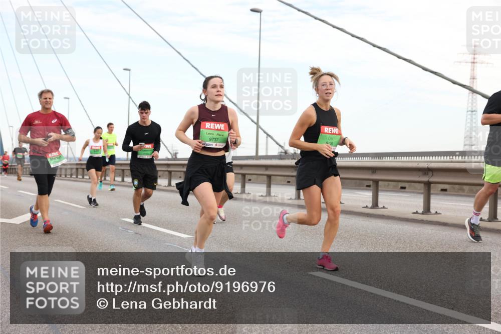 03.10.2025 - Köhlbrandbrückenlauf Lena Gebhardt http://msf.ph/oto/9196976 03.10.2025 15:29:38 Position 1 9737, 9739 meine-sportfotos.de