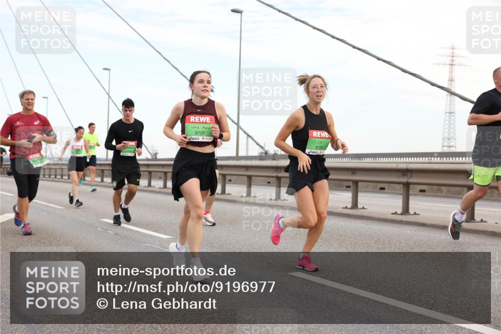 03.10.2025 - Köhlbrandbrückenlauf Lena Gebhardt http://msf.ph/oto/9196977 03.10.2025 15:29:38 Position 1 9737, 9739 meine-sportfotos.de