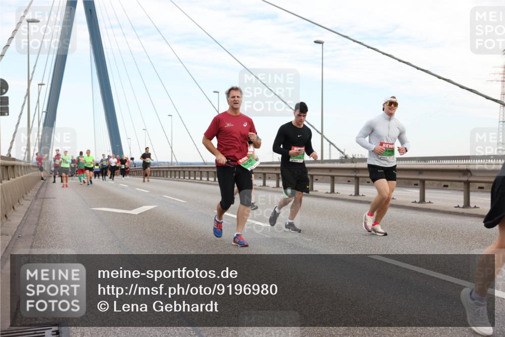 03.10.2025 - Köhlbrandbrückenlauf Lena Gebhardt http://msf.ph/oto/9196980 03.10.2025 15:29:39 Position 1  meine-sportfotos.de