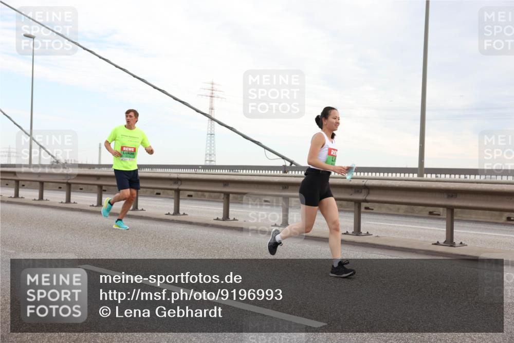 03.10.2025 - Köhlbrandbrückenlauf Lena Gebhardt http://msf.ph/oto/9196993 03.10.2025 15:29:42 Position 1  meine-sportfotos.de