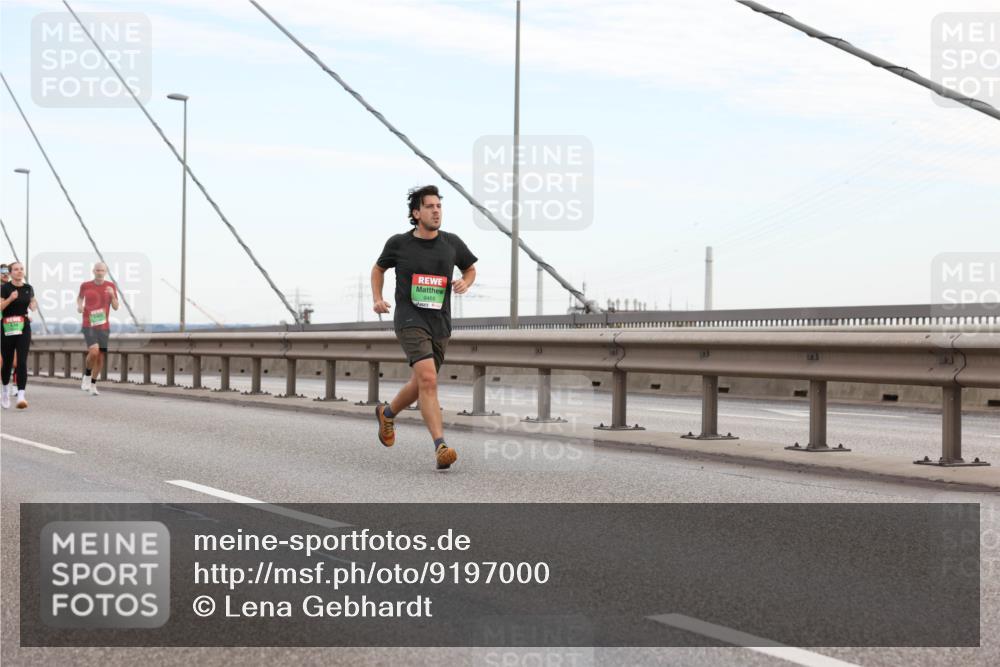03.10.2025 - Köhlbrandbrückenlauf Lena Gebhardt http://msf.ph/oto/9197000 03.10.2025 15:29:45 Position 1 9468 meine-sportfotos.de