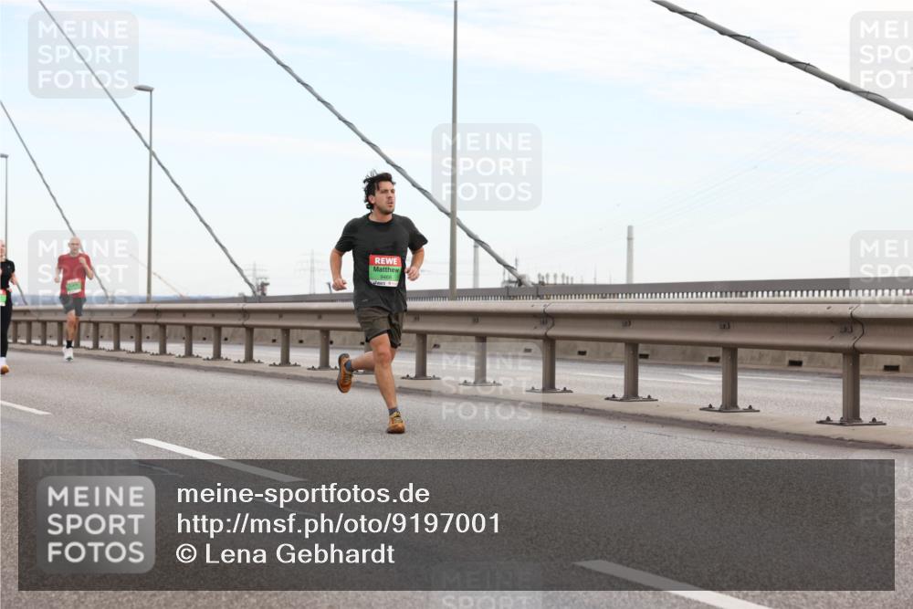 03.10.2025 - Köhlbrandbrückenlauf Lena Gebhardt http://msf.ph/oto/9197001 03.10.2025 15:29:45 Position 1 9468 meine-sportfotos.de