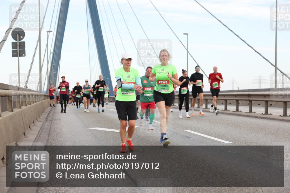 03.10.2025 - Köhlbrandbrückenlauf Lena Gebhardt http://msf.ph/oto/9197012 03.10.2025 15:29:47 Position 1 9548, 9547 meine-sportfotos.de