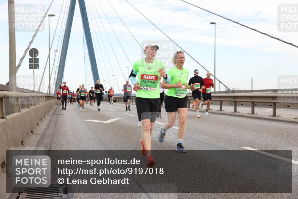 03.10.2025 - Köhlbrandbrückenlauf Lena Gebhardt http://msf.ph/oto/9197018 03.10.2025 15:29:49 Position 1 9548, 9547 meine-sportfotos.de
