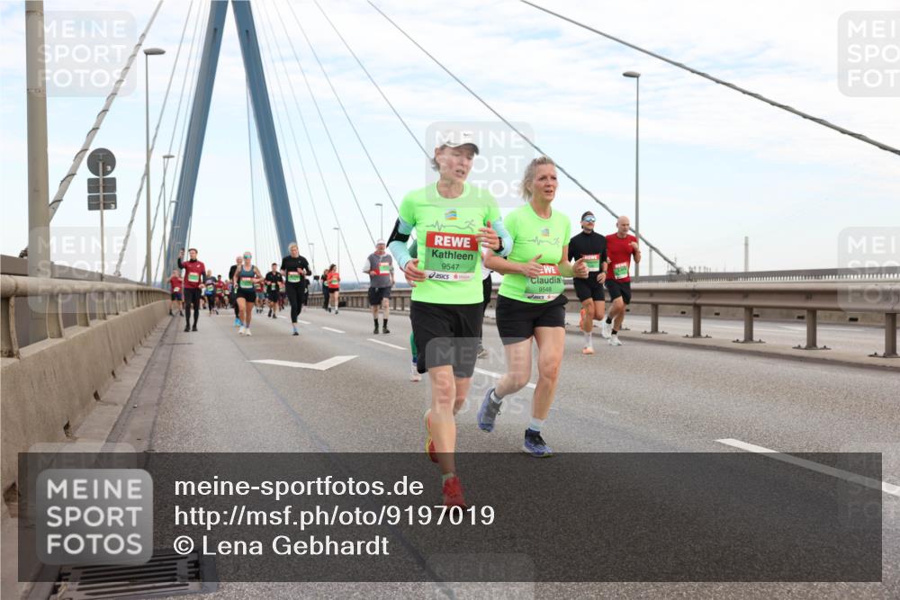 03.10.2025 - Köhlbrandbrückenlauf Lena Gebhardt http://msf.ph/oto/9197019 03.10.2025 15:29:49 Position 1 9547, 9548 meine-sportfotos.de