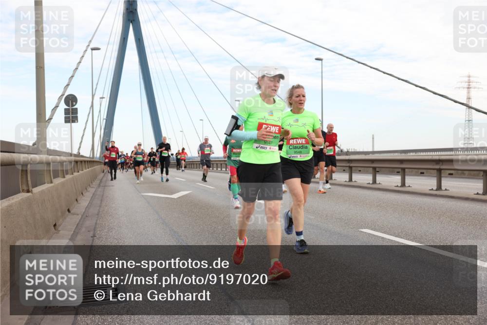 03.10.2025 - Köhlbrandbrückenlauf Lena Gebhardt http://msf.ph/oto/9197020 03.10.2025 15:29:49 Position 1 9547, 9548 meine-sportfotos.de