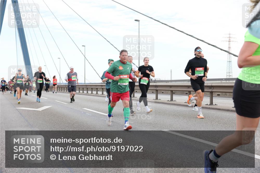 03.10.2025 - Köhlbrandbrückenlauf Lena Gebhardt http://msf.ph/oto/9197022 03.10.2025 15:29:50 Position 1 9295, 7588 meine-sportfotos.de