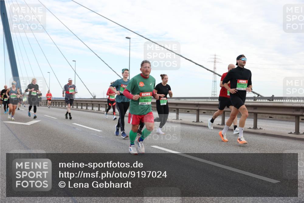 03.10.2025 - Köhlbrandbrückenlauf Lena Gebhardt http://msf.ph/oto/9197024 03.10.2025 15:29:51 Position 1 9295, 7588 meine-sportfotos.de