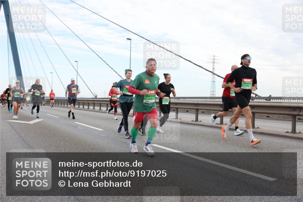 03.10.2025 - Köhlbrandbrückenlauf Lena Gebhardt http://msf.ph/oto/9197025 03.10.2025 15:29:51 Position 1 9295, 7588 meine-sportfotos.de