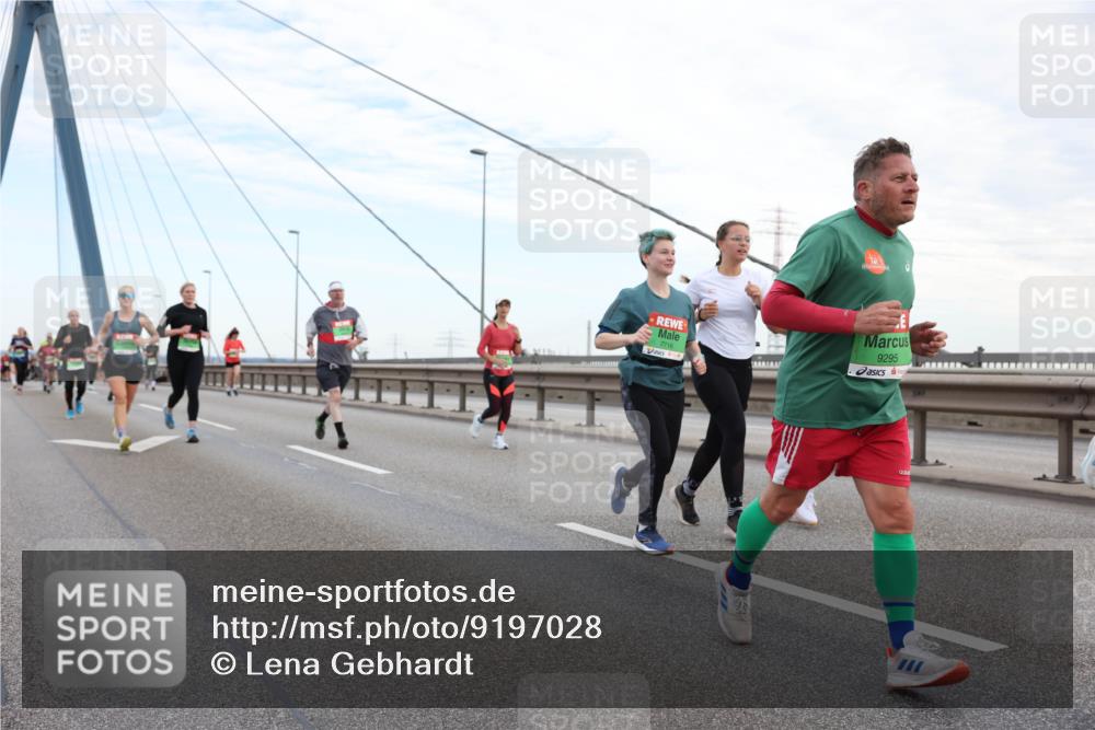 03.10.2025 - Köhlbrandbrückenlauf Lena Gebhardt http://msf.ph/oto/9197028 03.10.2025 15:29:51 Position 1 7716, 9295 meine-sportfotos.de