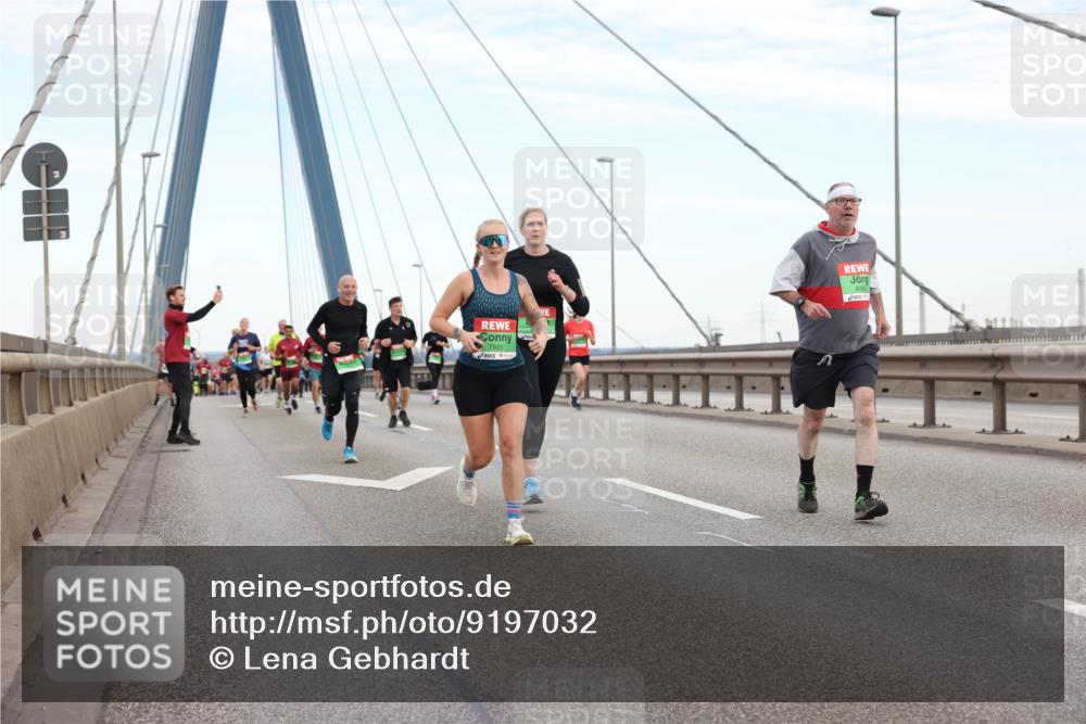 03.10.2025 - Köhlbrandbrückenlauf Lena Gebhardt http://msf.ph/oto/9197032 03.10.2025 15:29:52 Position 1  meine-sportfotos.de