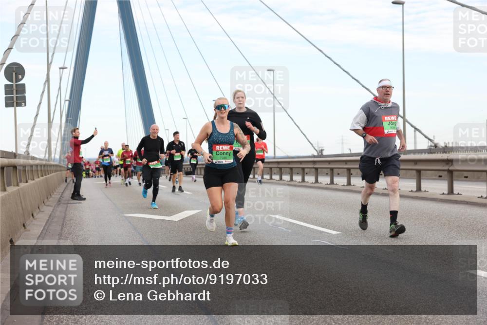 03.10.2025 - Köhlbrandbrückenlauf Lena Gebhardt http://msf.ph/oto/9197033 03.10.2025 15:29:52 Position 1 7935 meine-sportfotos.de