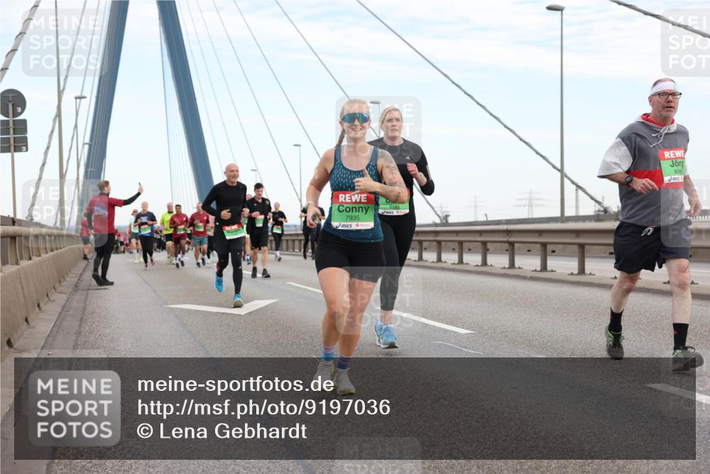 03.10.2025 - Köhlbrandbrückenlauf Lena Gebhardt http://msf.ph/oto/9197036 03.10.2025 15:29:53 Position 1 7935, 8113, 8066 meine-sportfotos.de
