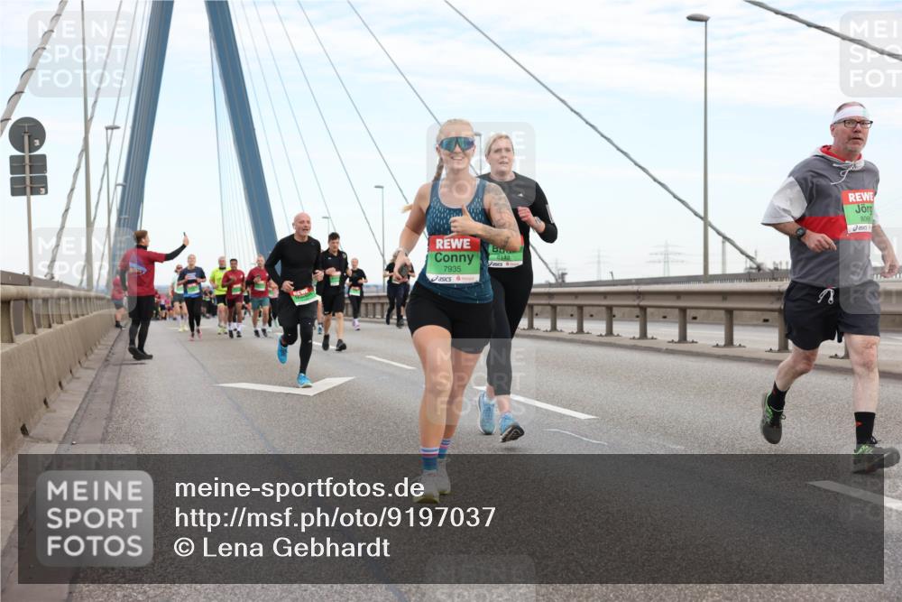03.10.2025 - Köhlbrandbrückenlauf Lena Gebhardt http://msf.ph/oto/9197037 03.10.2025 15:29:53 Position 1 7935, 8113, 28, 8066 meine-sportfotos.de