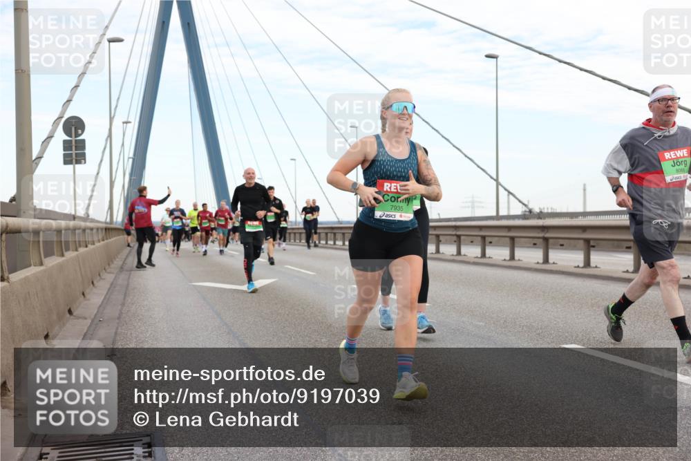 03.10.2025 - Köhlbrandbrückenlauf Lena Gebhardt http://msf.ph/oto/9197039 03.10.2025 15:29:54 Position 1 7935, 8066, 888 meine-sportfotos.de