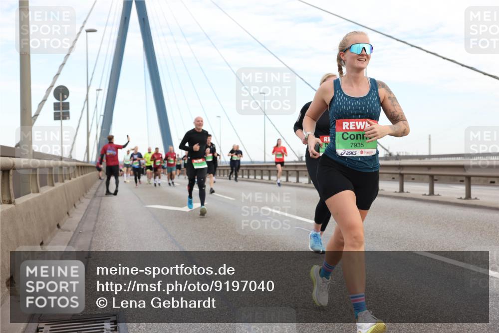 03.10.2025 - Köhlbrandbrückenlauf Lena Gebhardt http://msf.ph/oto/9197040 03.10.2025 15:29:54 Position 1 7935 meine-sportfotos.de