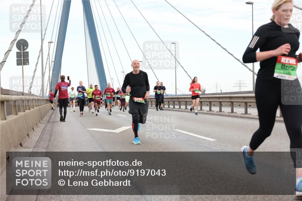03.10.2025 - Köhlbrandbrückenlauf Lena Gebhardt http://msf.ph/oto/9197043 03.10.2025 15:29:54 Position 1 205 meine-sportfotos.de