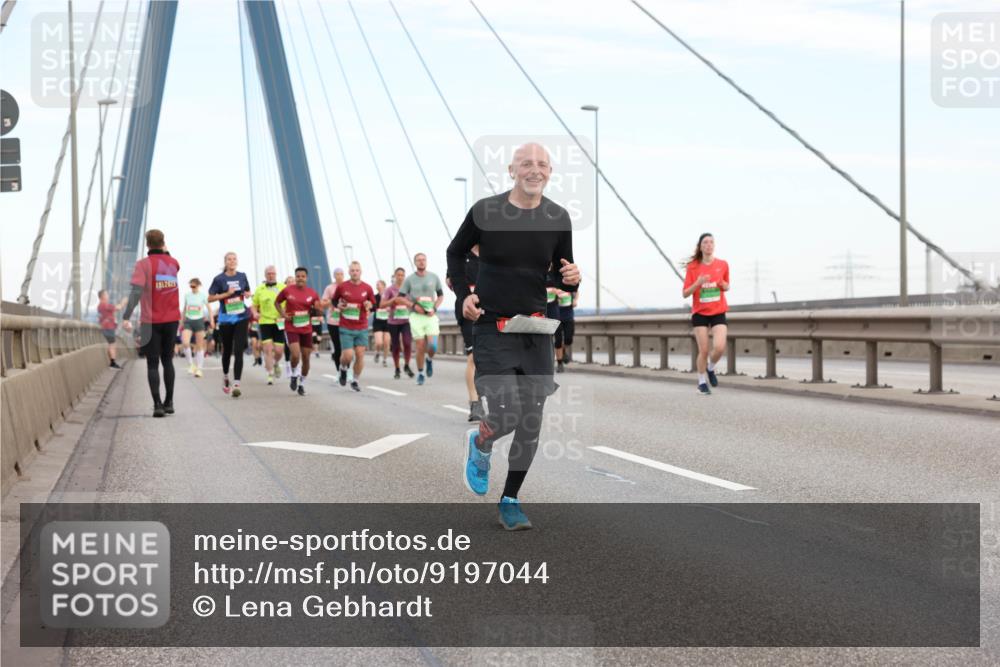 03.10.2025 - Köhlbrandbrückenlauf Lena Gebhardt http://msf.ph/oto/9197044 03.10.2025 15:29:55 Position 1 12025 meine-sportfotos.de