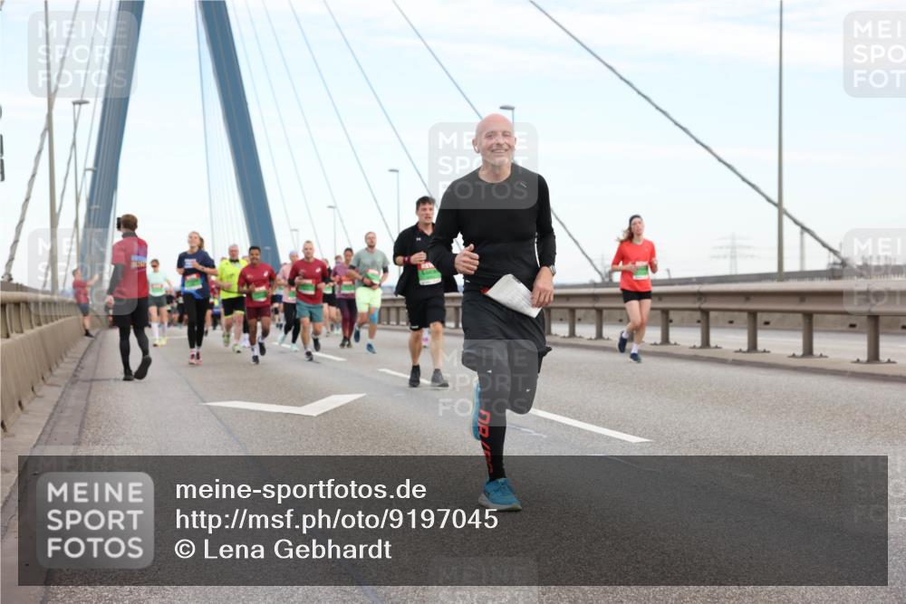 03.10.2025 - Köhlbrandbrückenlauf Lena Gebhardt http://msf.ph/oto/9197045 03.10.2025 15:29:55 Position 1  meine-sportfotos.de