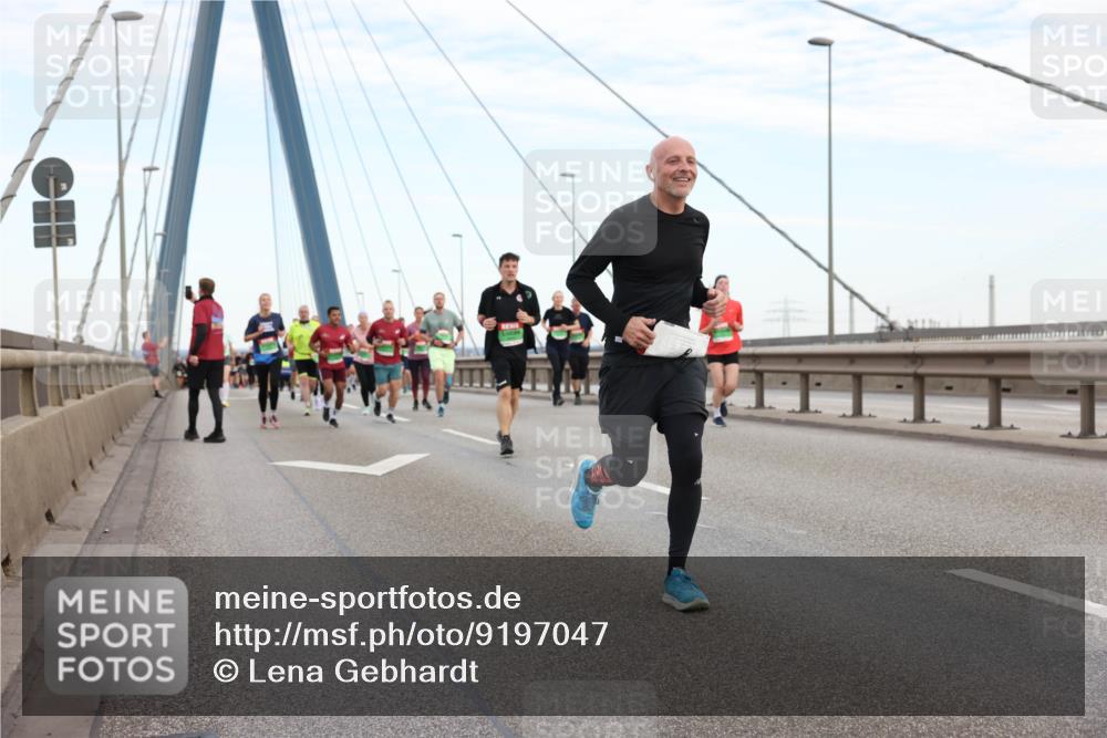 03.10.2025 - Köhlbrandbrückenlauf Lena Gebhardt http://msf.ph/oto/9197047 03.10.2025 15:29:56 Position 1  meine-sportfotos.de